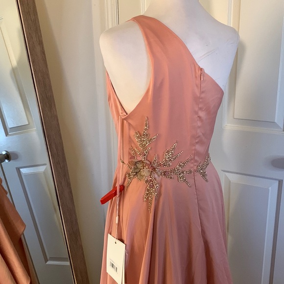 MAC DUGGAL
Embellished One Shoulder Asymetrical Gown - Picture 12 of 14